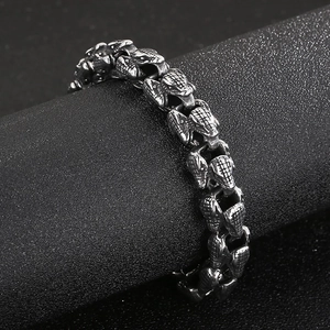 Dettaglio del bracciale a testa di serpente in acciaio inossidabile argento con squame