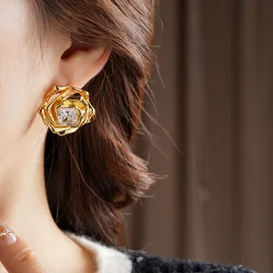 Élégantes boucles d'oreilles rose 3D plaquées or 18 carats avec un zircon carré brillant