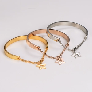 Juego de brazaletes de acero inoxidable de 6mm en tres colores con colgantes de estrella
