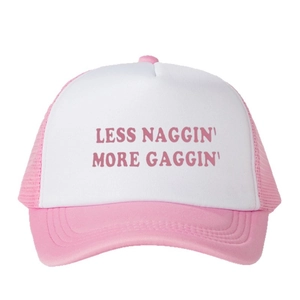 Pink-weiße Trucker-Mütze mit 'LESS NAGGIN' MORE GAGGIN' Bestickung auf der Vorderseite