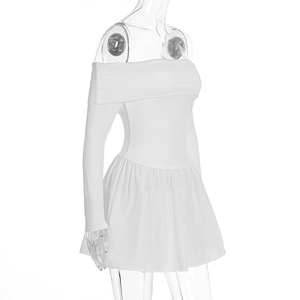 Détail de la robe courte blanche à épaules dénudées avec jupe plissée et manches longues