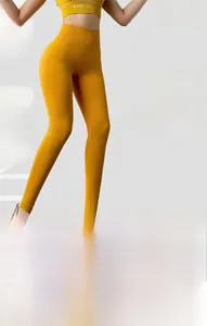 Gros plan sur le legging de yoga sans couture jaune gingembre avec effet fessier rebondi