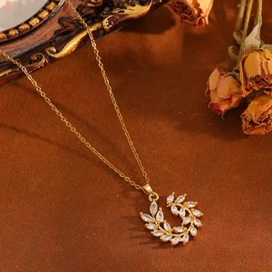 Elegant gold-plated stainless steel leaf pendant necklace with shimmering zircon crystals