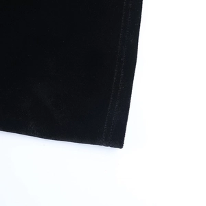 Gros plan sur le tissu en velours noir montrant les coutures doubles et la texture lisse