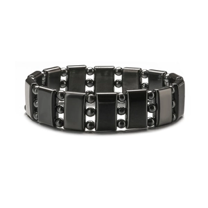 Vue détaillée d'un bracelet en hématite avec des perles rectangulaires et sphériques
