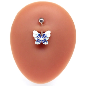 Detail eines blau-weißen Schmetterlings-Bauchnabelpiercings am Modell mit Emaille-Handwerk