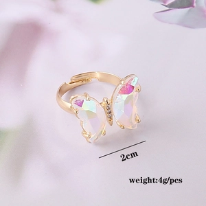 Detalle de anillo de mariposa dorado ajustable con cristales y dimensión de 2 cm de ancho