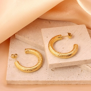 Vintage 18K gold plated C-shape earrings with a unique hammered texture and metallic finish