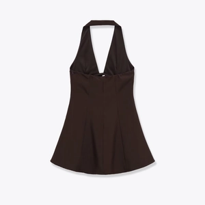 Robe dos nu noire élégante avec licou présentée à plat dans un style minimaliste chic
