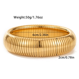 Detailansicht eines goldenen Tubogas-Armreifs mit 6 cm Innendurchmesser und 2 cm Breite