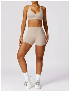 Modèle portant un ensemble short de yoga taille haute nude et brassière assortie