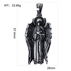 Pendentif ange ailé argenté mesurant 57,4mm par 26mm avec un poids total de 22,66g