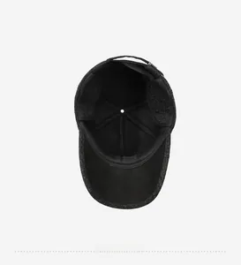 Detailed view of the thickened thermal fleece lining inside the grey winter baseball cap