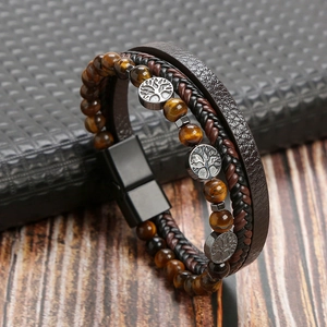 Dettaglio del bracciale multistrato in pelle con perle occhio di tigre e albero della vita