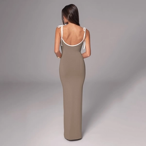 Vue arrière d'une robe longue moulante avec bretelles blanches contrastées et dos nu élégant