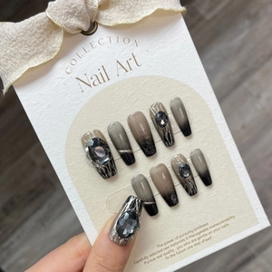 Uñas postizas artesanales estilo elfo oscuro con degradado negro y cristales