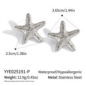 Detalle de pendientes de estrella de mar plateados con textura martillada y acero fino