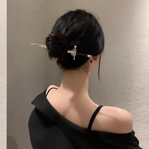 Épingle à cheveux épée chinoise élégante avec pendentif goutte rouge sur métal argenté