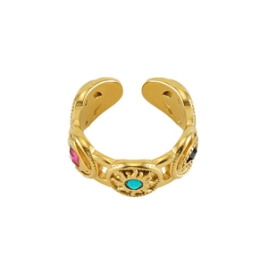 Detailed view of vintage 18k gold plated ring featuring malachite and embossed sun patterns