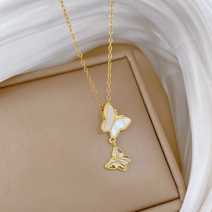 Dettaglio della collana d'oro con pendente a farfalla in conchiglia e zirconi