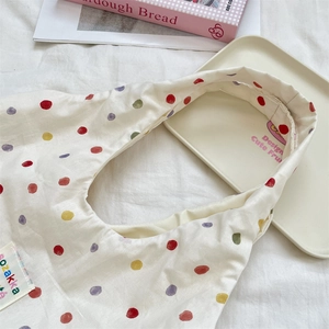 Vue détaillée du sac cabas en toile à pois colorés avec étiquette de marque ozakka