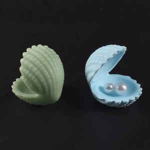 Vista dettagliata di ornamenti in gesso a forma di conchiglia con perle decorative