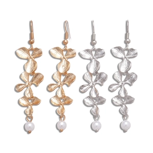 Elegant metal flower earrings with white pearls in gold and silver finishes