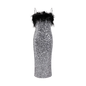 Vue détaillée de la robe à paillettes argentées avec plumes noires et fines chaînes