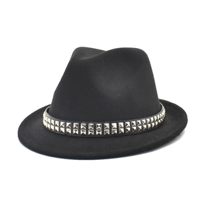 Cappello fedora in lana nera con fascia a doppia fila di borchie argentate quadrate