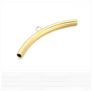 Nahaufnahme eines goldenen Edelstahl-Bogenrohrs für DIY-Schmuckherstellung (49x4mm)