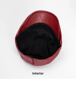 Dettaglio del berretto in pelle PU rossa con fodera interna e chiusura con bottone a pressione