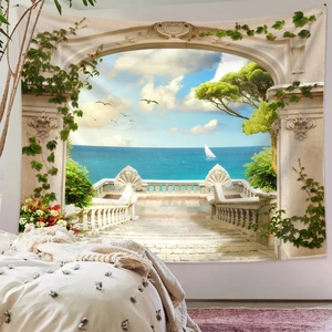 Mediterraner Wandteppich mit Meeresblick und Bogen an einer Schlafzimmerwand