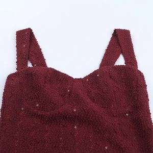 Vue détaillée macro du tissu en maille pailletée rouge foncé avec textures élégantes