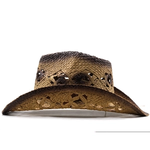 Détail du motif floral ajouré sur le chapeau de cowboy en paille marron dégradé