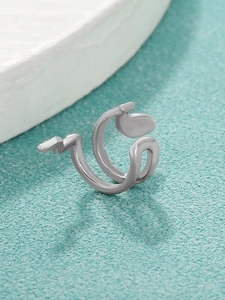 Macro di orecchino a clip a serpente argento con un dettaglio a cuore minimalista