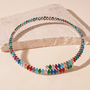 Détail d'un collier spirale orné de pierres multicolores taillées en marquise
