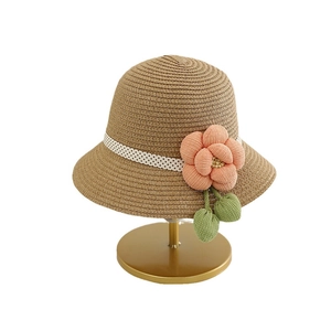 Mädchen Strohhut mit weißem Punkt-Schleifenband und rosa Blume auf Goldständer