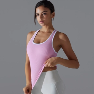 Détail du débardeur de yoga côtelé rose avec bordure contrastée blanche et texture