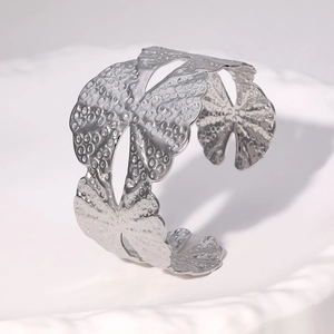 Macro d'un bracelet manchette feuille de ginkgo argenté avec motif martelé et mat