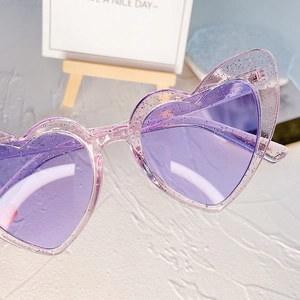 Lila Glitzer Herz Sonnenbrille Detailaufnahme, trendy Harajuku Soft Girl Style süßes Accessoire.