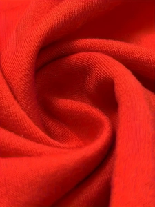 Vue macro d'un tissu en maille rouge foncé avec des plis doux pour survêtement d'hommes