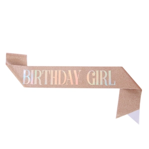 Détail de l'écharpe d'anniversaire pailletée or rose avec texte holographique sur blanc