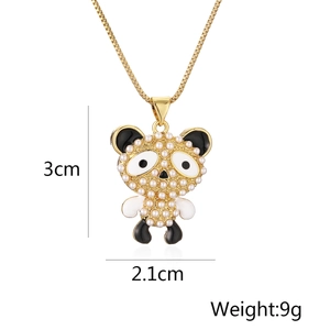 Détail du pendentif panda plaqué or 18k orné de perles et de zircons blancs