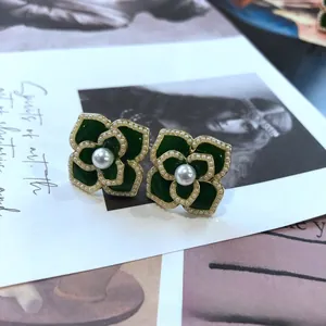 Détails de boucles d'oreilles fleur vintage en émail vert avec perles et plaqué or