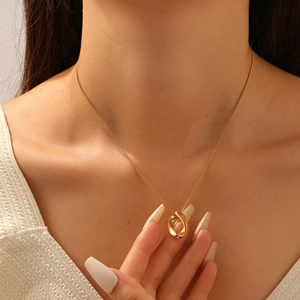 Golden irregular twist circle pendant necklace with fine O-chain for women's collarbone