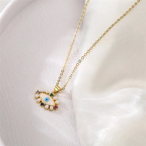 Collier œil maléfique doré avec perles et pierres de zircon colorées sur soie blanche