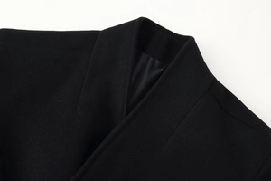 Gros plan du col élégant d'un manteau en laine noir avec texture et coutures de qualité