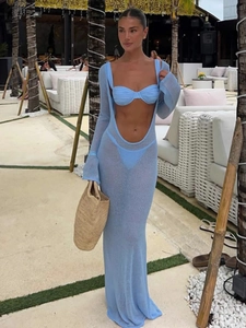 Hellblaues Strick-Strandkleid und Bikini-Set mit Ausschnitten für den Urlaub