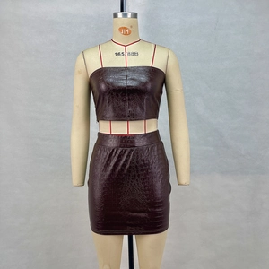 Detail eines dunkelbraunen PU-Leder-Sets mit Krokodilprägung, Crop Top und Minirock