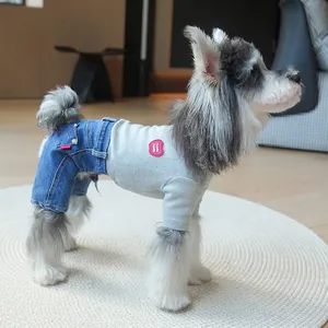 Honden denim jumpsuit bestaande uit grijze trui en blauwe spijkerbroek met Cuddle Champ-patch